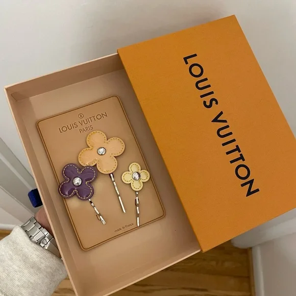 Louis Vuitton Flower Pin Set
Early 2000s - Picture 5 of 5